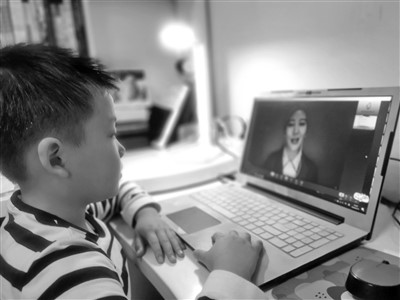 郑州师范学院附属小学学生在家中上“你猜课程”。郭雯雯 摄.jpg