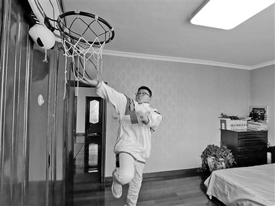 黑龙江省鸡西市第九中学学生在家中上“快乐篮球课”。孙玉薇 摄.jpg