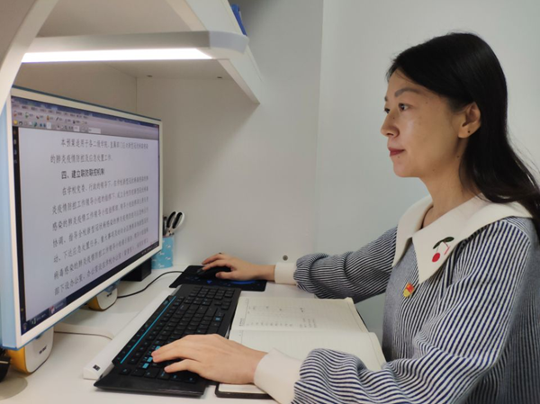 1591500446940740.png 图为:教师党员坚守岗位,认真做好疫情安全教育和排查工作.png