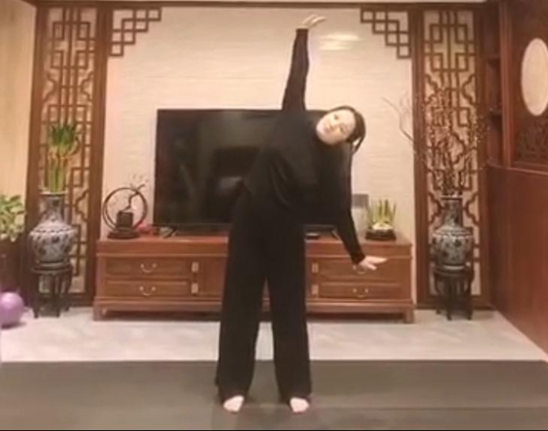1591500491955587.jpg 图为:教师党员文慧老师录制并亲身示范居家运动操.jpg