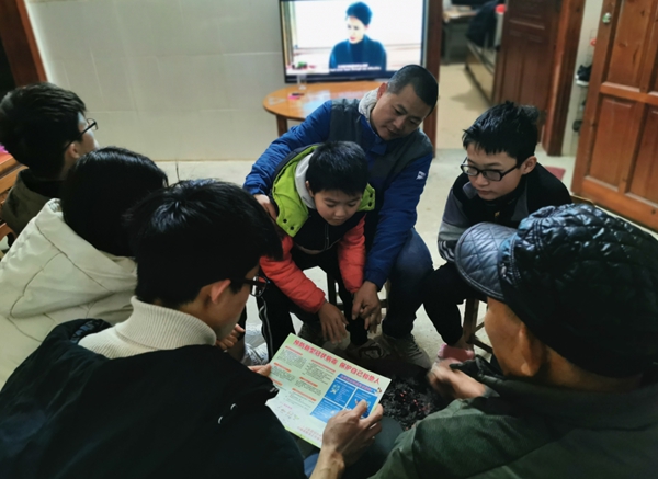 1591500543148786.jpg 图为:学生党员向家属宣传疫情防控知识.jpg