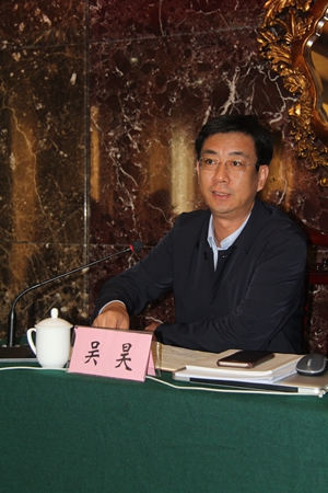 时任徐州市教育局局长吴昊在授课