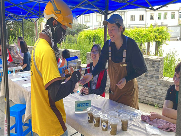 柴桥成校：送清凉给最需要的人，柴桥打造新就业群体专场红领集市 - 副本.jpg