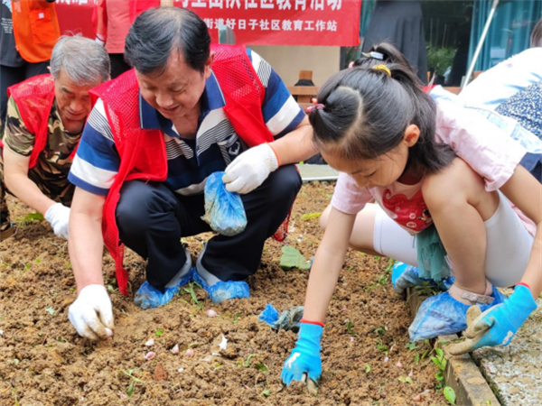 四川成都：“植”此夏绿，老兵护“苗”——好日子社区组织特色学习型团队种植营造活动516.png