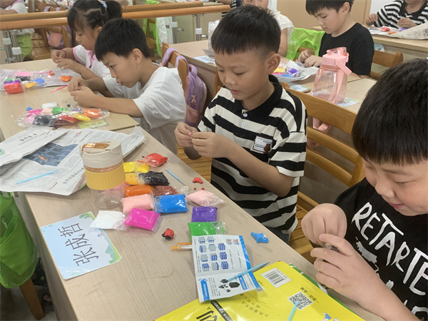 1697196464160431.jpg 北仑区春晓成校春晓湖工业社区假日学校DIY黏土,童趣无限:.jpg
