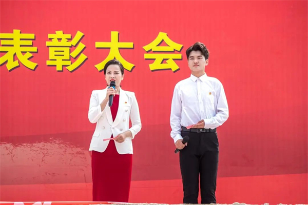 大会由高静老师和刘轲鑫同学共同主持。.jpg