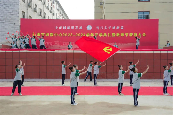 大会在舞蹈《党旗飘扬的方向》中拉开了帷幕.jpg