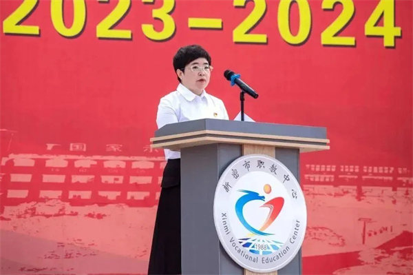 副校长张伟红宣读2023年新密市职教中心师德先进个人的表彰决定.jpg