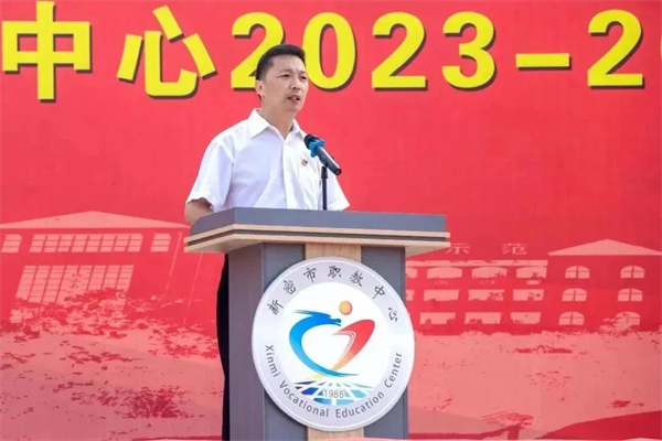 校长助理郑建磊宣读2022—2023学年新密市职教中心优秀班主任、优秀教师、优秀教育工作者的表彰决定.jpg