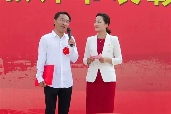 优秀教师代表李红涛发表获奖感言.jpg