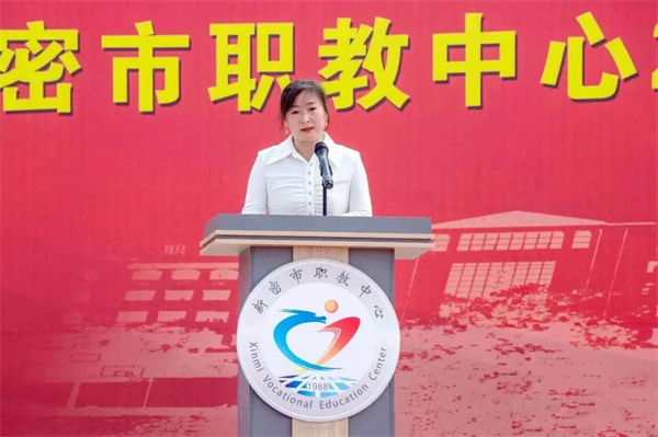 副校长黄雅娟宣读2022—2023学年新密市职教中心优秀团员、最美志愿者的表彰决定.jpg