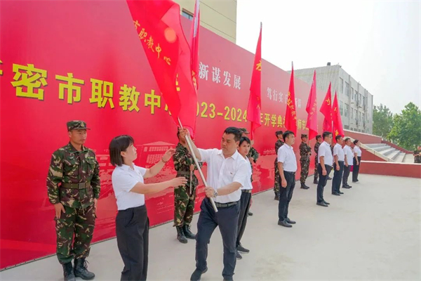 校长钱建军为各学部授旗.jpg