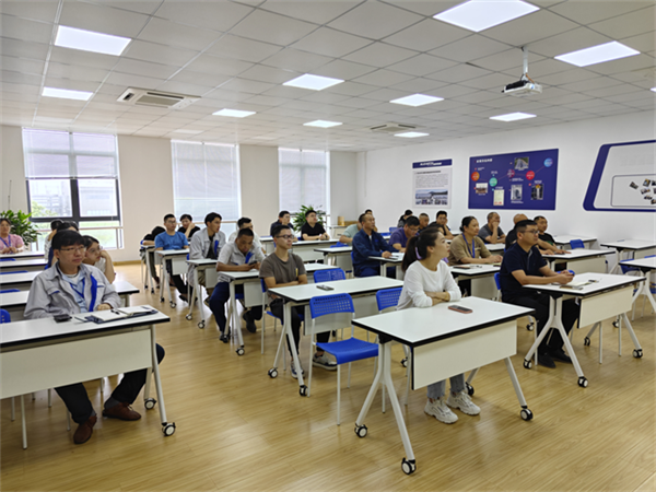 1703559975760809.png 工会讲座进企业,为职工注入“心”能量.png