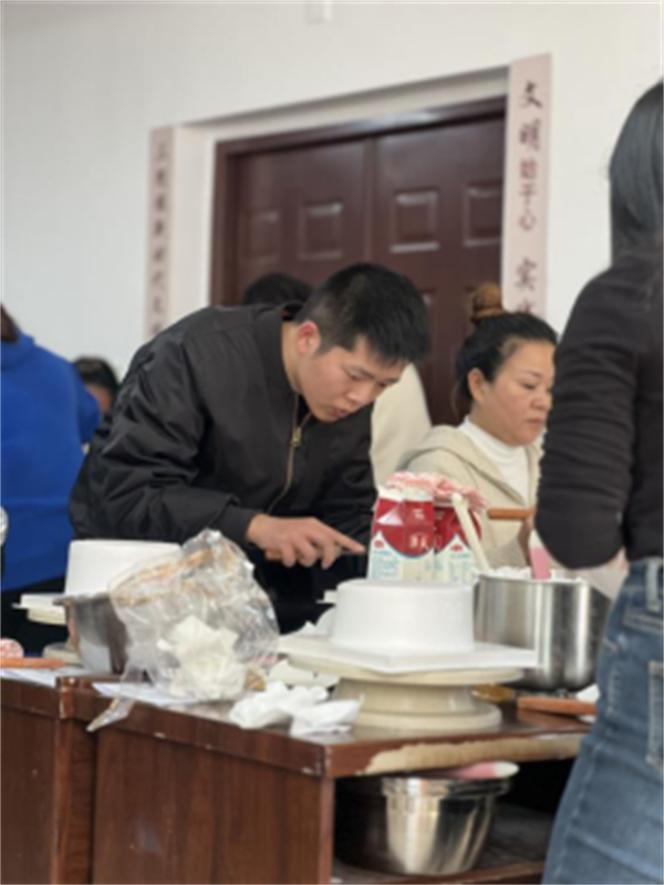 1717235636496595.png 浙江温州:提升技能,“裱”出精彩——三魁镇社区学校开展裱花蛋糕制作技能培训活动386.png