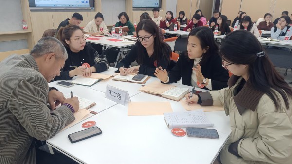 小组研讨2(1).jpg