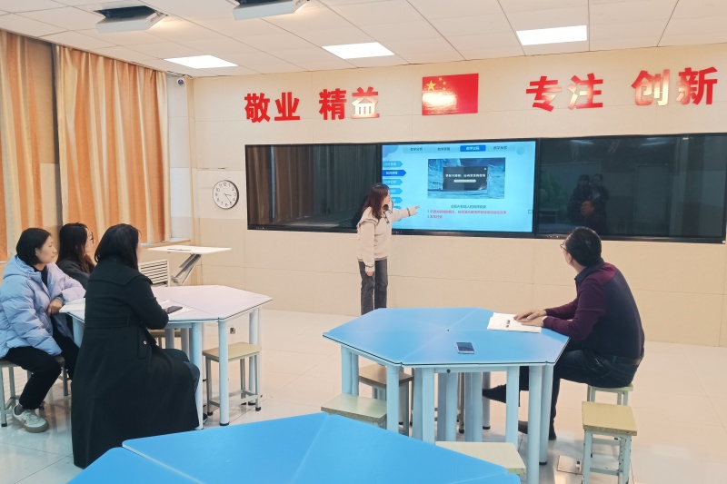 2024年12月3日，组织工作坊部分骨干对张鑫宇老师进行教师教学设计与展示赛前研讨.jpg