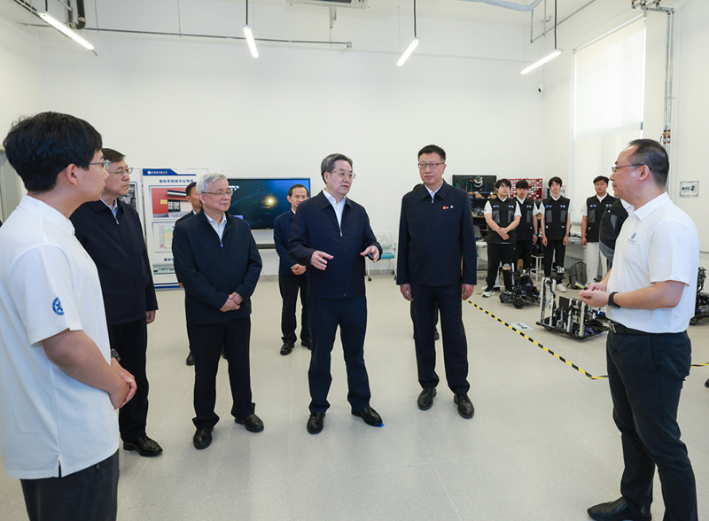 丁薛祥在调研基础研究时强调 深入贯彻落实加强基础研究座谈会精神全面提升基础研究水平和原始创新能力1.jpg