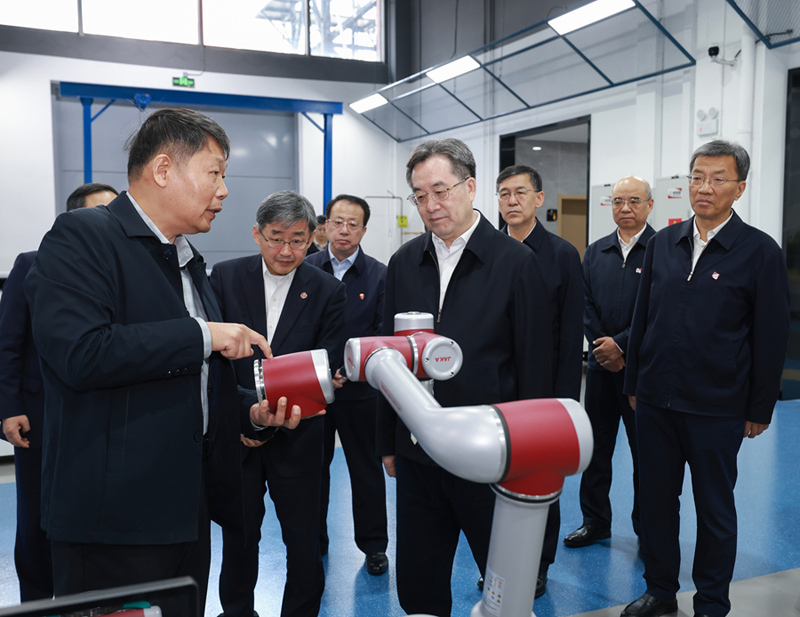 丁薛祥在调研基础研究时强调 深入贯彻落实加强基础研究座谈会精神全面提升基础研究水平和原始创新能力2.jpg