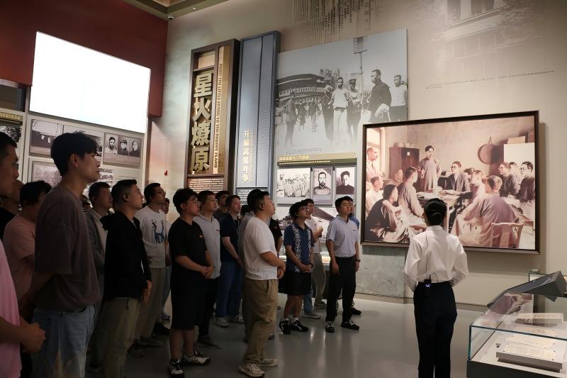 新进校教职工参观关中革命纪念馆(1).jpg